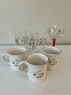 Pfaltzgraff Winterberry collection sold as a set of 8